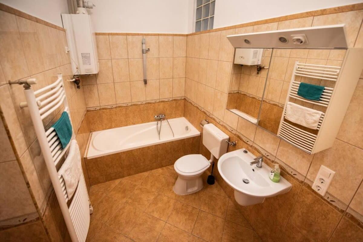 Very Central Convenient Large Ac Place Budapest Esterno foto