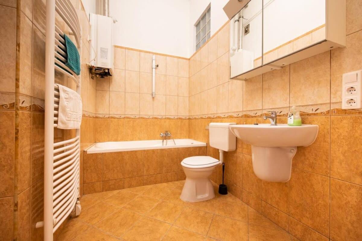 Very Central Convenient Large Ac Place Budapest Esterno foto